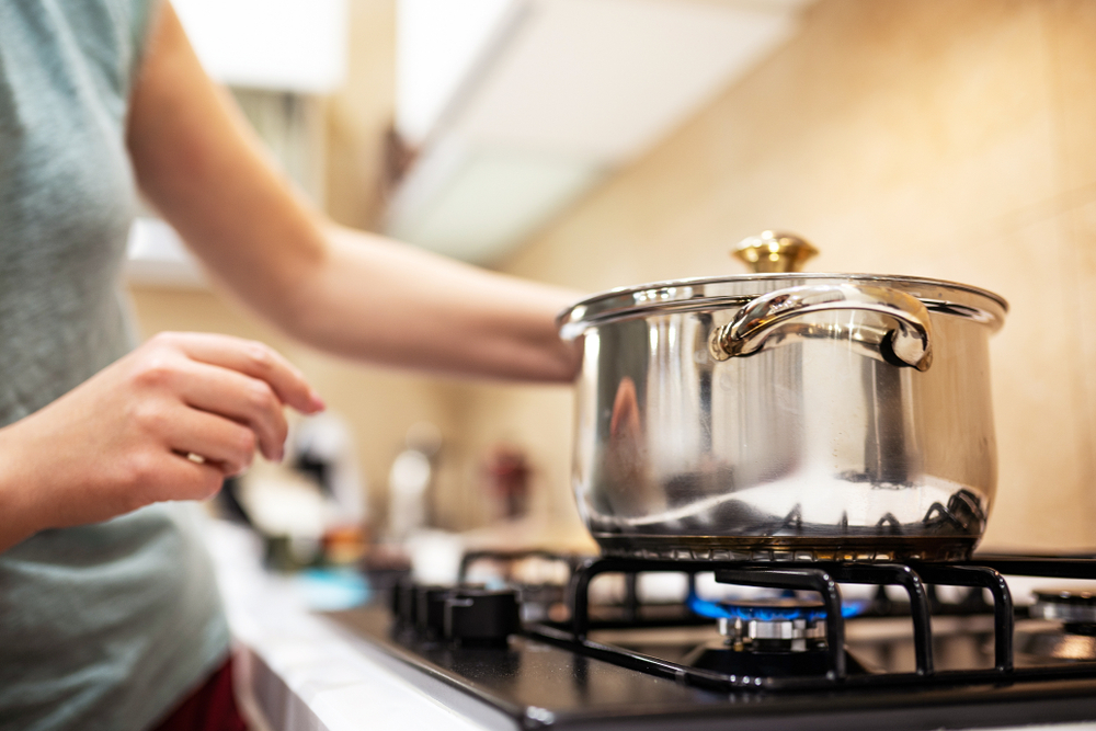 Beautiful,young,woman,housewife,prepairing,dinner,,hold,in,hands,big